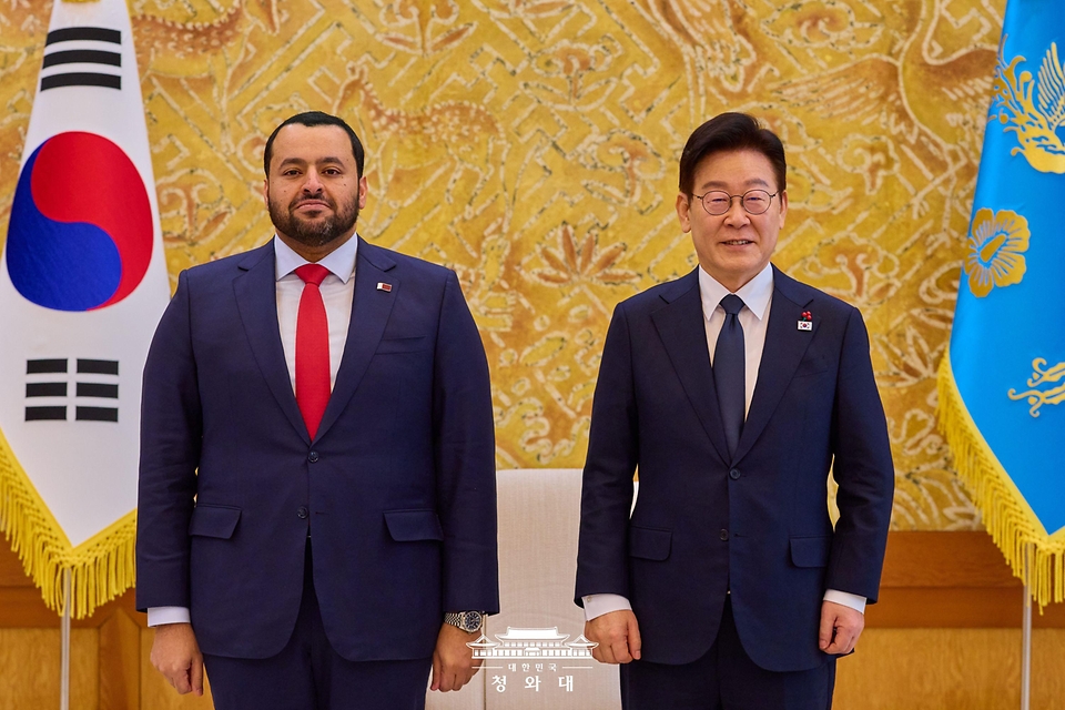 이재명 대통령이 1월 28일 청와대에서 모하메드 빈 압둘아지즈 알-쿨라이피 카타르 국왕 특사와 접견 전 기념촬영을 하고 있다.