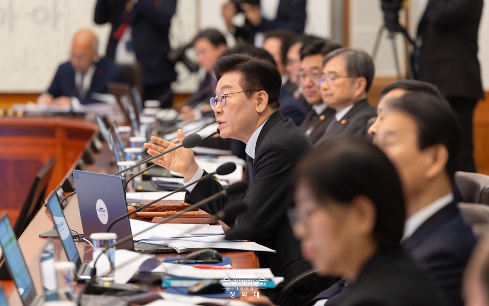 이재명 대통령이 1월 27일 청와대에서 열린 국무회의에서 발언하고 있다.