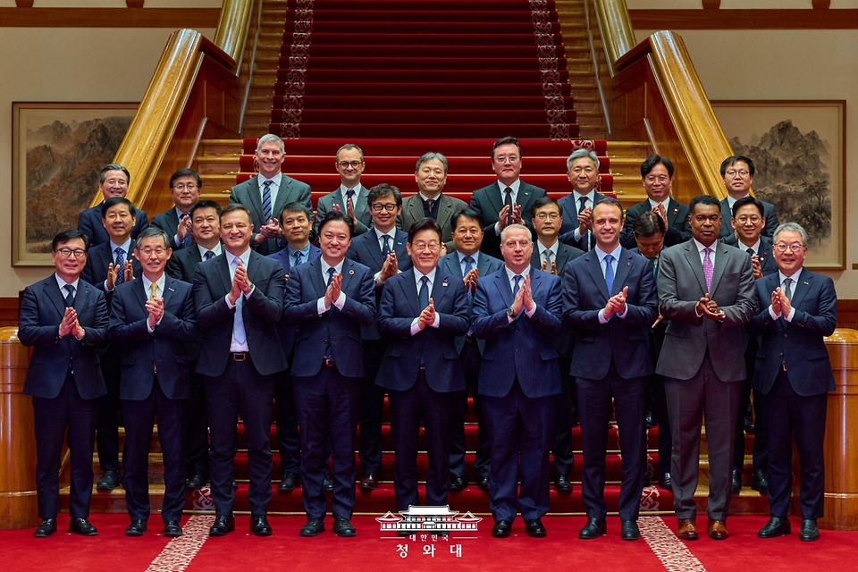 이재명 대통령이 1월 28일 청와대에서 열린 외국인투자기업 간담회 후 참석자들과 기념촬영을 하고 있다.