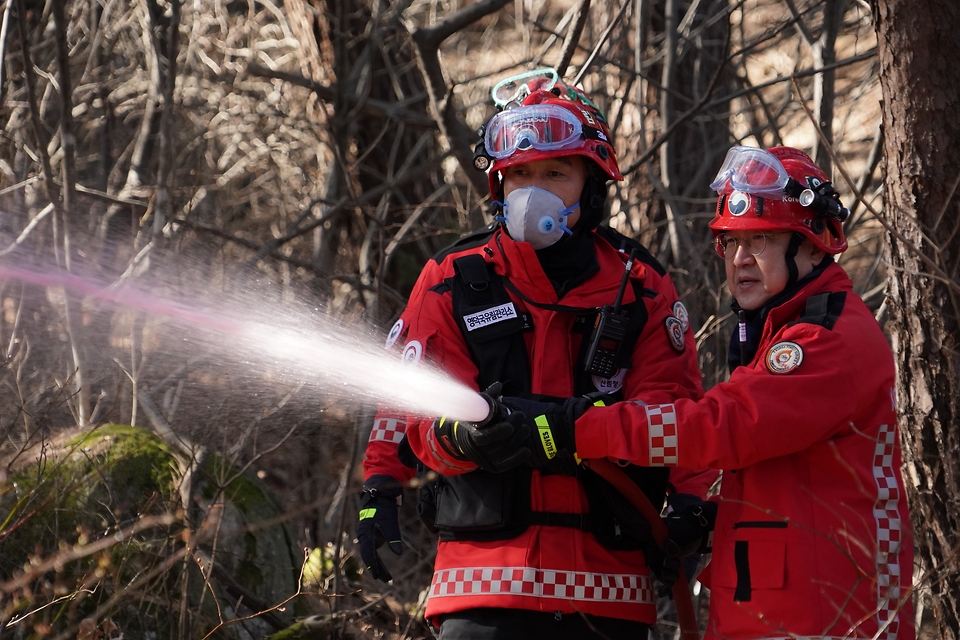 김인호 산림청장은 1월 29일 경상북도 영덕군 노물리 산불피해지 현장 점검 후 영덕·울진국유림관리소, 울진산림항공관리소가 합동으로 실시한 산불 진화용수 살수 및 에어텐트 설치, 헬기 출동 훈련에 참석해 산불 대응태세를 점검했다.