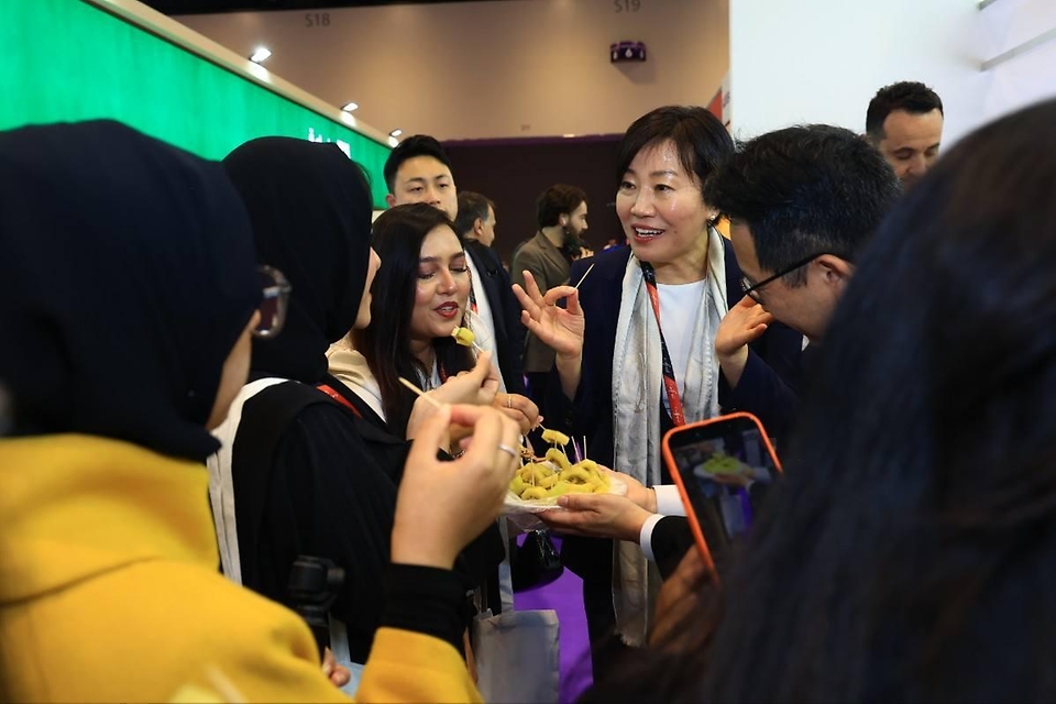 송미령 농림축산식품부 장관은 1월 28일(현지시간) K-푸드 수출 저변 확대와 정부 간 협력 강화를 위해 UAE 두바이를 방문했다. <br><br> 첫 일정으로 중동·아프리카 지역 최대 규모 식품박람회 '걸푸드'에 참가해 우리 농식품 수출 기업을 격려하고, 현지 바이어와 소비자들과 소통하는 시간을 가졌다.