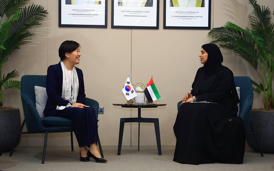 송미령 농림축산식품부 장관은 1월 28일(현지시간) K-푸드 수출 저변 확대와 정부 간 협력 강화를 위해 UAE 두바이를 방문했다. <br><br> 첫 일정으로 중동·아프리카 지역 최대 규모 식품박람회 '걸푸드'에 참가해 우리 농식품 수출 기업을 격려하고, 현지 바이어와 소비자들과 소통하는 시간을 가졌다.