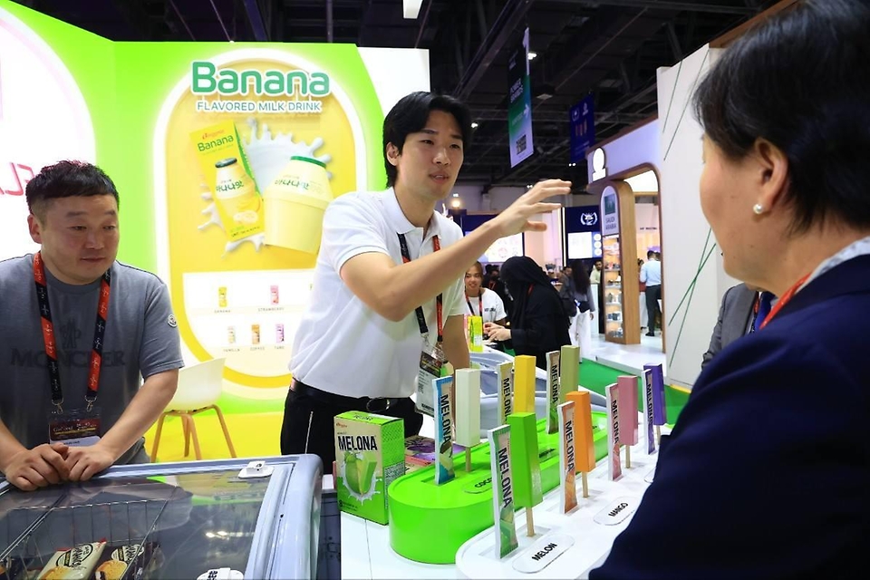 송미령 농림축산식품부 장관은 1월 28일(현지시간) K-푸드 수출 저변 확대와 정부 간 협력 강화를 위해 UAE 두바이를 방문했다. <br><br> 첫 일정으로 중동·아프리카 지역 최대 규모 식품박람회 '걸푸드'에 참가해 우리 농식품 수출 기업을 격려하고, 현지 바이어와 소비자들과 소통하는 시간을 가졌다.