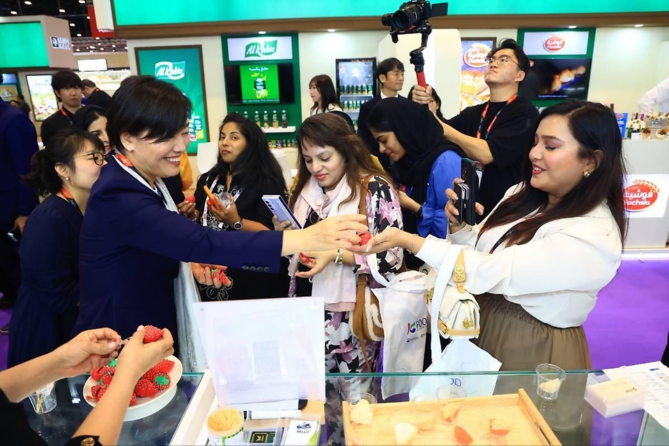 송미령 농림축산식품부 장관은 1월 28일(현지시간) K-푸드 수출 저변 확대와 정부 간 협력 강화를 위해 UAE 두바이를 방문했다. <br><br> 첫 일정으로 중동·아프리카 지역 최대 규모 식품박람회 '걸푸드'에 참가해 우리 농식품 수출 기업을 격려하고, 현지 바이어와 소비자들과 소통하는 시간을 가졌다.