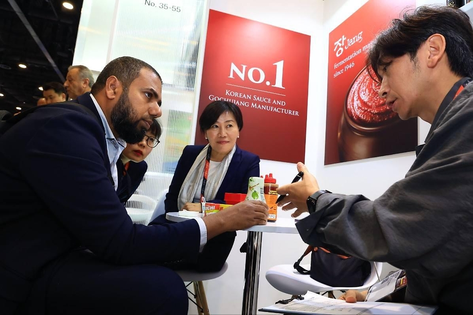 송미령 농림축산식품부 장관은 1월 28일(현지시간) K-푸드 수출 저변 확대와 정부 간 협력 강화를 위해 UAE 두바이를 방문했다. <br><br> 첫 일정으로 중동·아프리카 지역 최대 규모 식품박람회 '걸푸드'에 참가해 우리 농식품 수출 기업을 격려하고, 현지 바이어와 소비자들과 소통하는 시간을 가졌다.