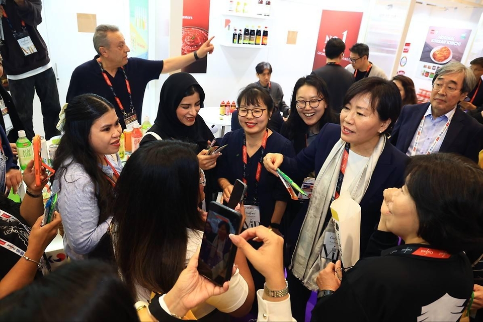 송미령 농림축산식품부 장관은 1월 28일(현지시간) K-푸드 수출 저변 확대와 정부 간 협력 강화를 위해 UAE 두바이를 방문했다. <br><br> 첫 일정으로 중동·아프리카 지역 최대 규모 식품박람회 '걸푸드'에 참가해 우리 농식품 수출 기업을 격려하고, 현지 바이어와 소비자들과 소통하는 시간을 가졌다.