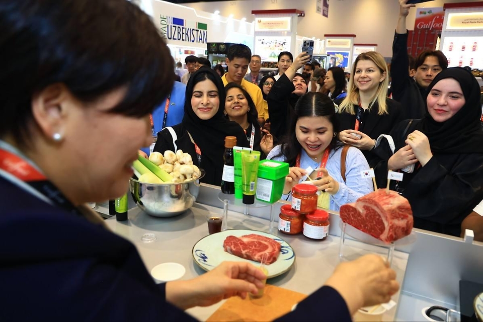 송미령 농림축산식품부 장관은 1월 28일(현지시간) K-푸드 수출 저변 확대와 정부 간 협력 강화를 위해 UAE 두바이를 방문했다. <br><br> 첫 일정으로 중동·아프리카 지역 최대 규모 식품박람회 '걸푸드'에 참가해 우리 농식품 수출 기업을 격려하고, 현지 바이어와 소비자들과 소통하는 시간을 가졌다.