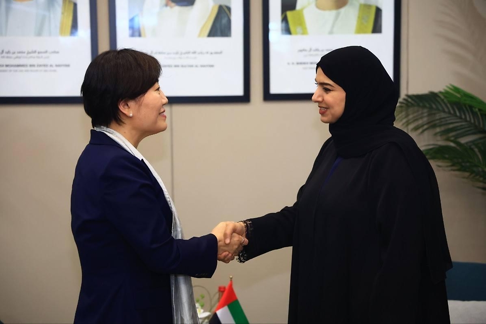 송미령 농림축산식품부 장관은 1월 28일(현지시간) K-푸드 수출 저변 확대와 정부 간 협력 강화를 위해 UAE 두바이를 방문했다. <br><br> 첫 일정으로 중동·아프리카 지역 최대 규모 식품박람회 '걸푸드'에 참가해 우리 농식품 수출 기업을 격려하고, 현지 바이어와 소비자들과 소통하는 시간을 가졌다.