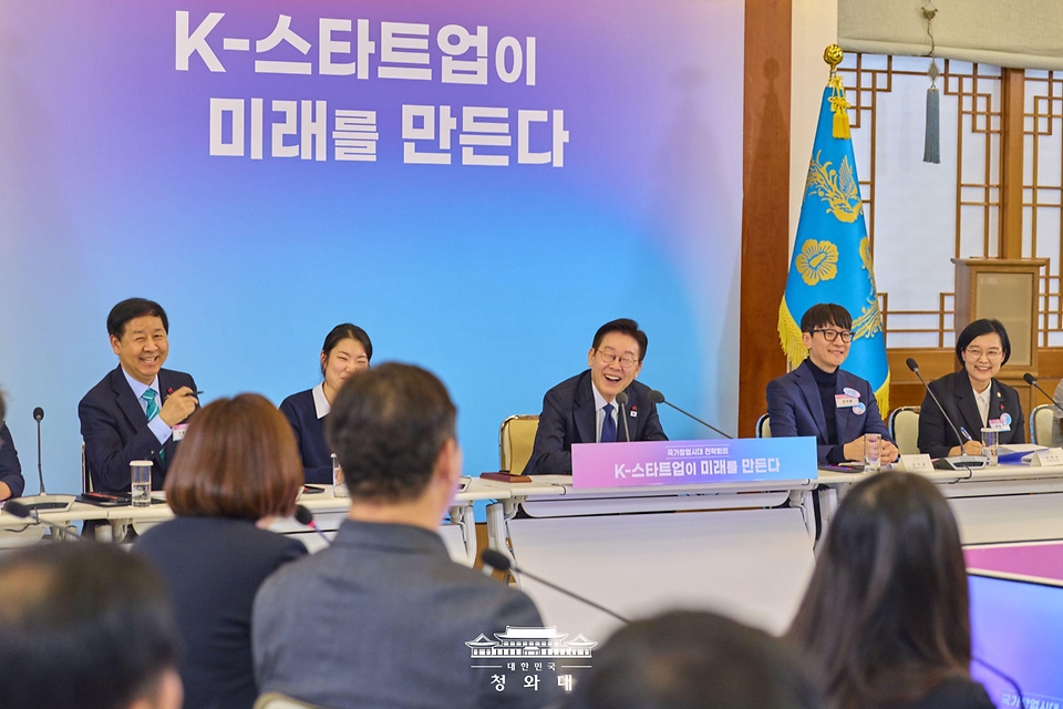 이재명 대통령이 1월 30일 청와대에서 열린 국가창업시대 전략회의 'K-스타트업이 미래를 만든다'에서 참석자 발언을 들으며 웃고 있다.