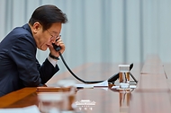 이재명 대통령이 1월 30일 청와대에서 최근 개최된 베트남 공산당 제14차 전당대회에서 연임에 성공한 또 럼 베트남 서기장과 통화하고 있다.