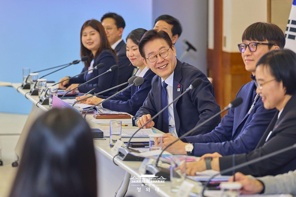이재명 대통령이 1월 30일 청와대에서 열린 국가창업시대 전략회의 'K-스타트업이 미래를 만든다'에서 참석자 발언을 들으며 웃고 있다.