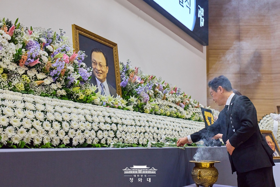 이재명 대통령이 1월 31일 서울 여의도 국회 의원회관에서 열린 이해찬 전 국무총리 영결식에서 헌화하고 있다. 