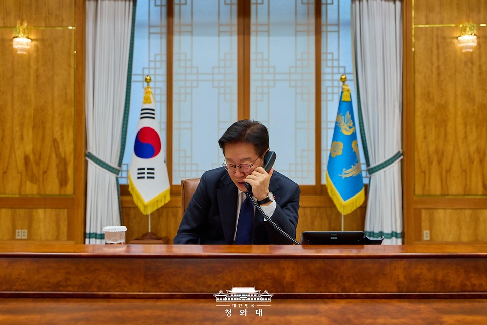 이재명 대통령이 1월 30일 청와대에서 최근 개최된 베트남 공산당 제14차 전당대회에서 연임에 성공한 또 럼 베트남 서기장과 통화하고 있다.