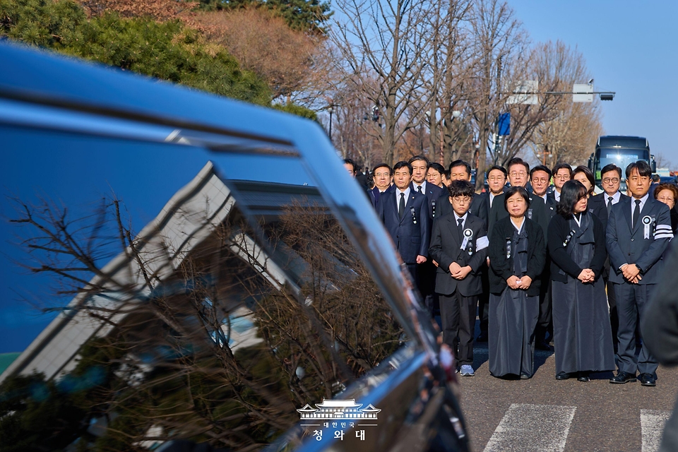 이재명 대통령과 김혜경 여사가 1월 31일 서울 여의도 국회 의원회관 앞에서 이해찬 전 국무총리의 영결식을 마친 뒤 고인을 배웅하고 있다.