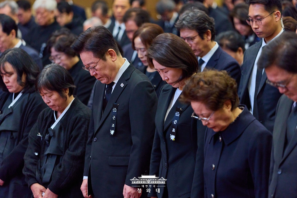 이재명 대통령과 김혜경 여사가 1월 31일 서울 여의도 국회 의원회관에서 열린 이해찬 전 국무총리 영결식에서 묵념하고 있다.