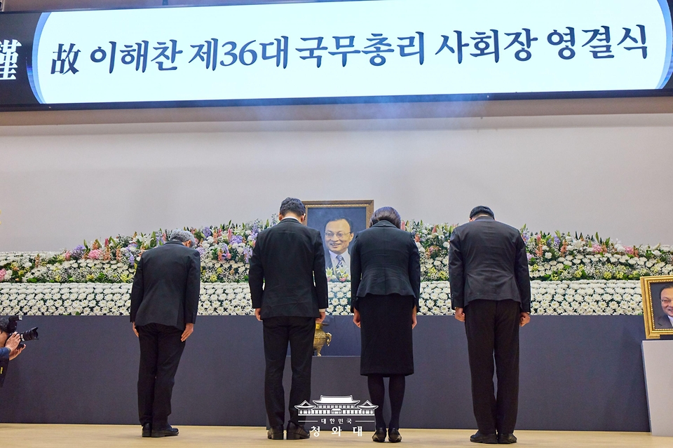 이재명 대통령과 김혜경 여사가 1월 31일 서울 여의도 국회 의원회관에서 열린 이해찬 전 국무총리 영결식에서 헌화 뒤 묵념하고 있다.