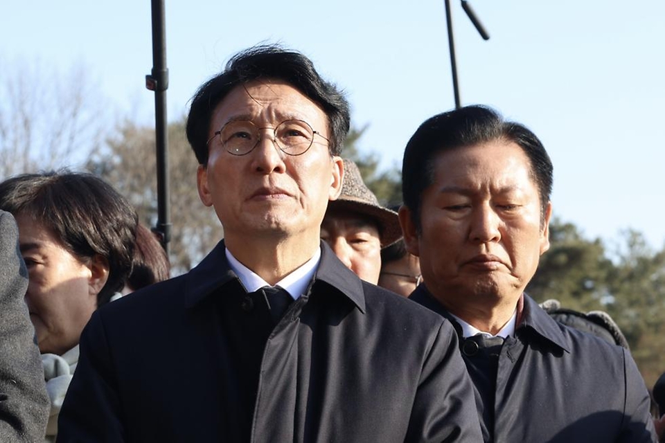 김민석 국무총리가 1월 31일 세종 산울동 은하수공원에서 거행된 이해찬 前 국무총리의 안장식에서 허토를 하고 있다.