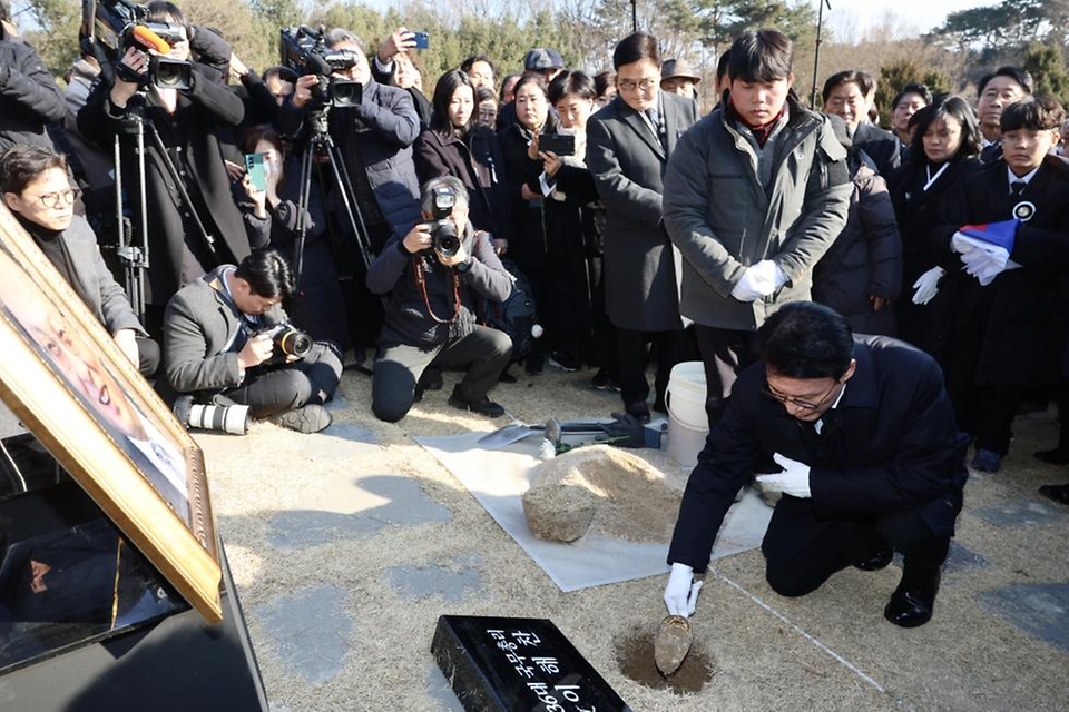 김민석 국무총리가 1월 31일 세종 산울동 은하수공원에서 거행된 이해찬 前 국무총리의 안장식에서 허토를 하고 있다.