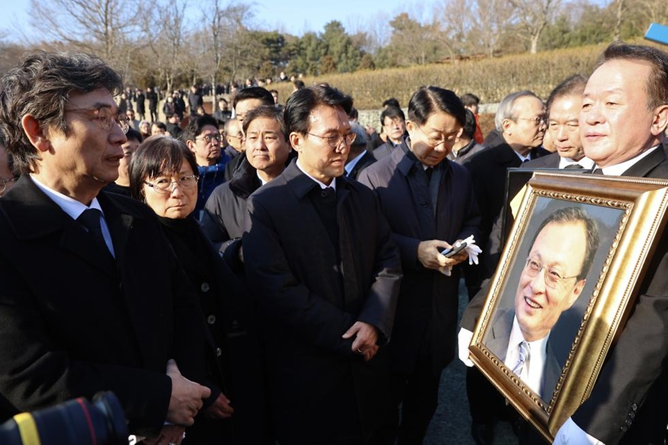 김민석 국무총리가 1월 31일 세종 산울동 은하수공원에서 거행된 이해찬 前 국무총리의 안장식에서 허토를 하고 있다.