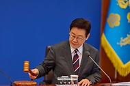 이재명 대통령이 2월 3일 청와대에서 의사봉을 두드리며 국무회의 개회를 선언하고 있다.