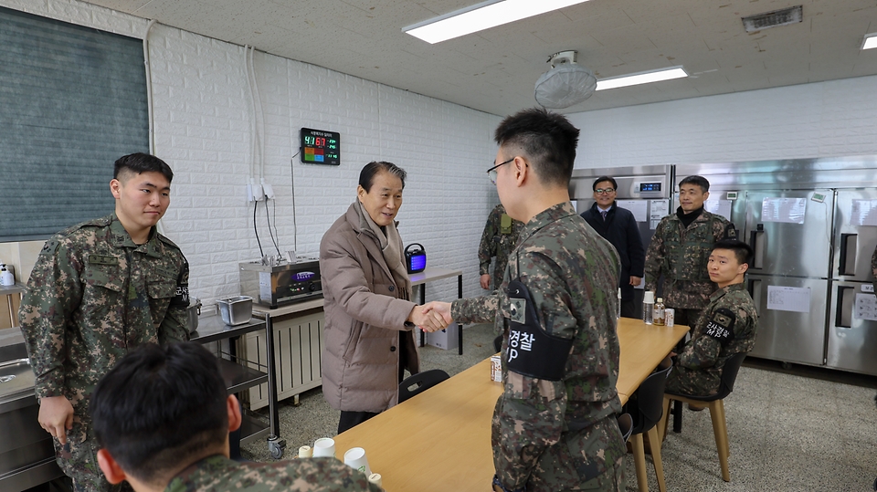 권오을 국가보훈부 장관이 2월 2일 오전 연말연시를 맞아 강원도 철원에 있는 육군 제6보병사단 GOP대대에 방문해 장병들을 격려하고 함께 오찬을 하고 있다.