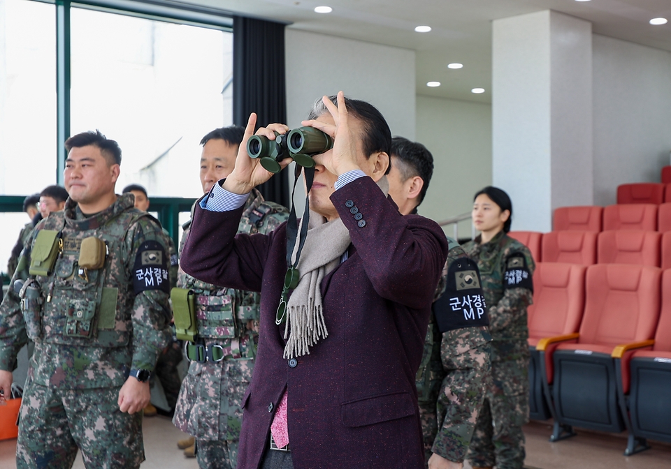 권오을 국가보훈부 장관이 2월 2일 오전 연말연시를 맞아 강원도 철원에 있는 육군 제6보병사단 GOP대대에 방문하여 장병들을 격려하고 평화전망대 및 제2땅굴을 찾아 시찰하고 있다.