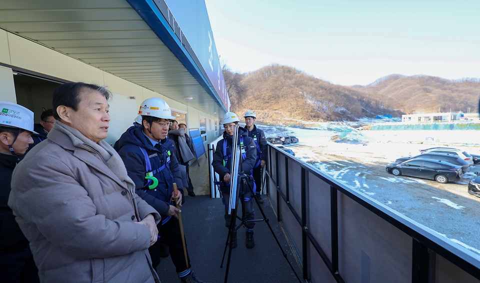 권오을 국가보훈부 장관이 2월 2일 오후 경기도 연천군 국립연천현충원 조성사업 공사현장에 방문해 직원들과 함께 공사 현장을 점검하고 있다.