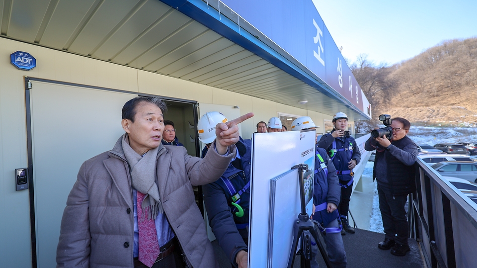 권오을 국가보훈부 장관이 2월 2일 오후 경기도 연천군 국립연천현충원 조성사업 공사현장에 방문해 직원들과 함께 공사현장을 점검하고 있다.