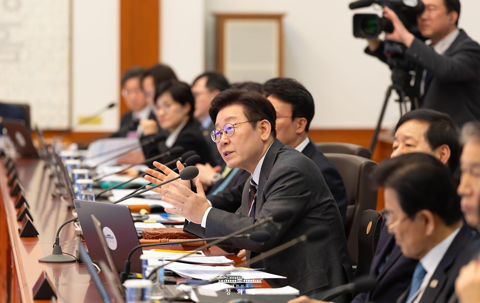 이재명 대통령이 2월 3일 청와대에서 열린 국무회의에서 발언하고 있다.