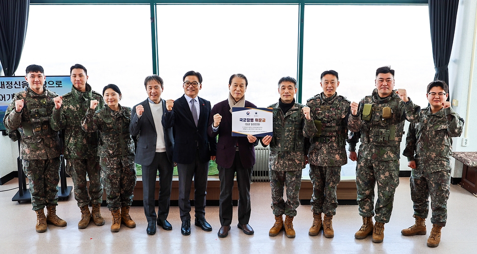 권오을 국가보훈부 장관이 2월 2일 오전 연말연시를 맞아 강원도 철원에 있는 육군 제6보병사단 GOP대대에 방문해 장병들을 격려하고 이경필 제6보병사단 행정 부사단장에게 위문금을 전달하고 있다. 