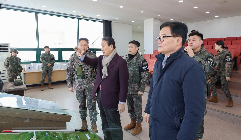 권오을 국가보훈부 장관이 2월 2일 오전 연말연시를 맞아 강원도 철원에 있는 육군 제6보병사단 GOP대대에 방문하여 장병들을 격려하고 평화전망대 및 제2땅굴을 찾아 시찰하고 있다.