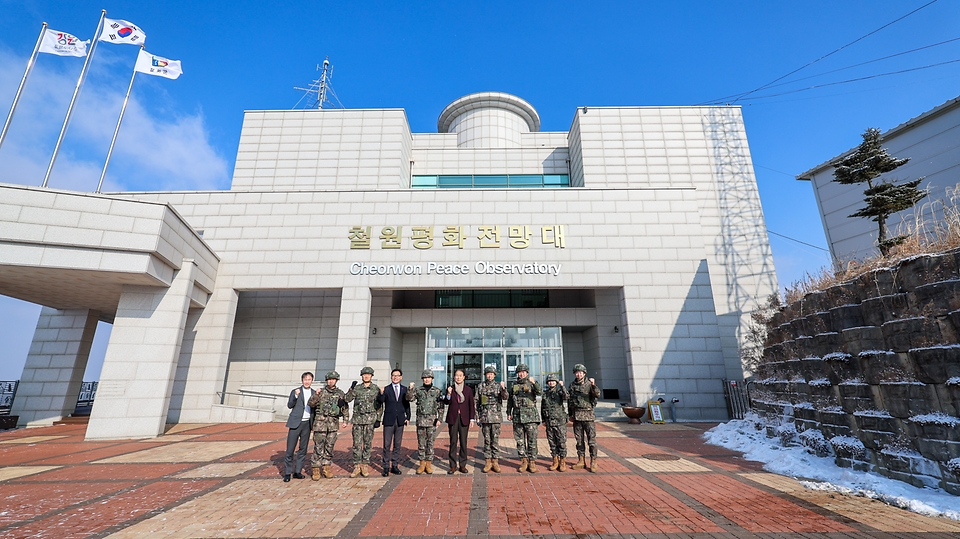 권오을 국가보훈부 장관이 2월 2일 오전 연말연시를 맞아 강원도 철원에 있는 육군 제6보병사단 GOP대대에 방문해 장병들을 격려하고 평화전망대 및 제2땅굴을 찾아 시찰하고 있다.