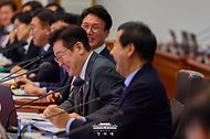 이재명 대통령이 2월 3일 청와대에서 열린 국무회의에서 구윤철 경제부총리 겸 재정경제부 장관과 대화하고 있다.