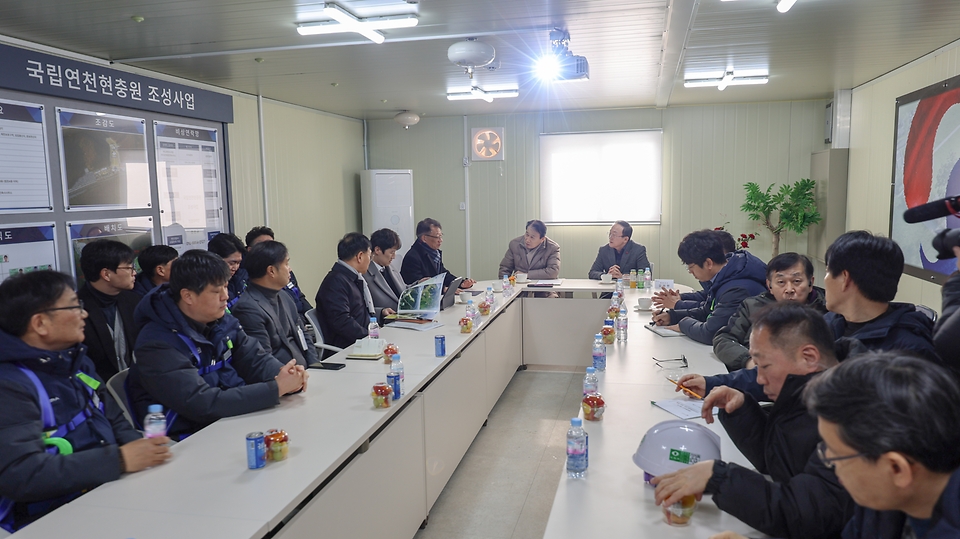 권오을 국가보훈부 장관이 2월 2일 오후 경기도 연천군 국립연천현충원 조성사업 공사 현장에 방문하여 직원들을 격려하고 사업설명 및 현장설명을 청취하고 있다.
