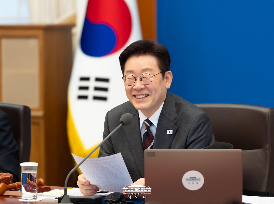 이재명 대통령이 2월 3일 청와대에서 열린 국무회의에서 발언하고 있다.