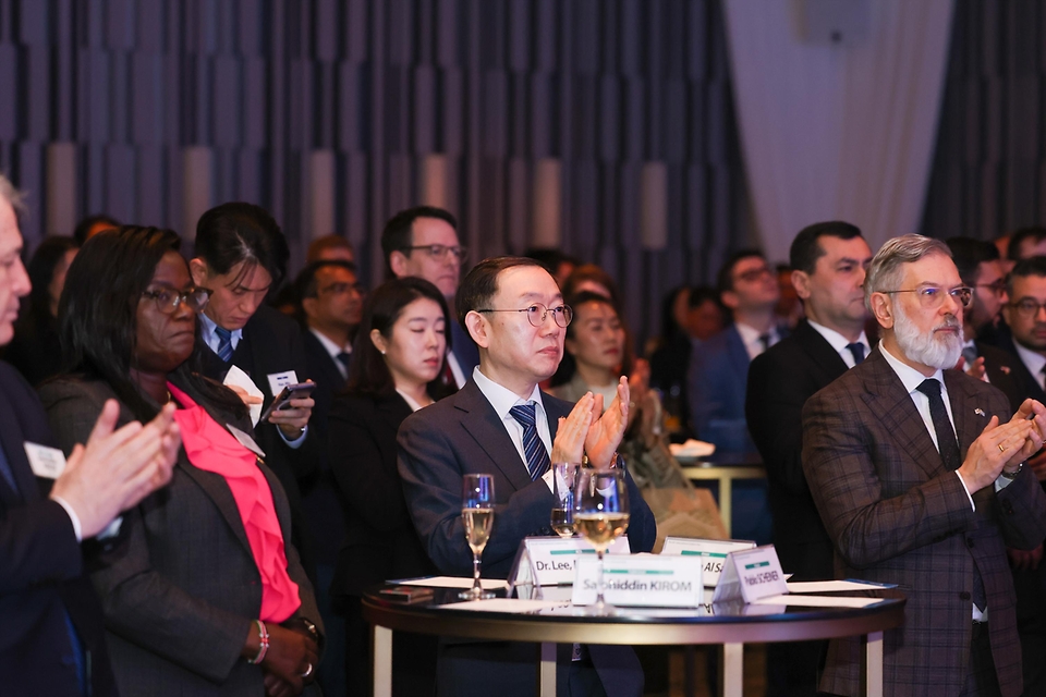 관세청은 1월 23일 서울(노보텔 앰배서더 강남)에서 「제44회 국제 관세의 날」 기념행사를 개최했다. <br><br>이번 기념행사에는 30개국 대사를 비롯한 57개국 주한 외국대사관 대표, 미국 관세국경보호청(CBP)·마약단속청(DEA) 주한 관계자 등 국내외 인사 총 130여 명이 참석했다.