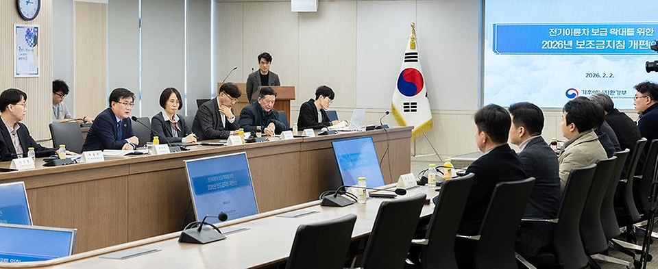 김성환 기후에너지환경부 장관이 2월 2일 세종시 정부세종청사에서 전기이륜차 업계와 간담회를 갖고 전기이륜차 보급 확대와 산업 경쟁력 강화를 위한 의견을 나누고 있다.