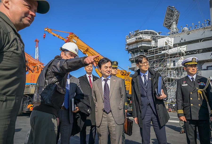일본을 방문 중인 안규백 국방부 장관이 1월 30일 미 해군 항공모함 조지워싱턴함 함상에서 승조원으로부터 함정에 관한 설명을 듣고 있다.