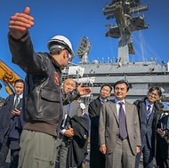 일본을 방문 중인 안규백 국방부 장관이 1월 30일 미 해군 항공모함 조지워싱턴함 함상에서 승조원으로부터 함정에 관한 설명을 듣고 있다.
