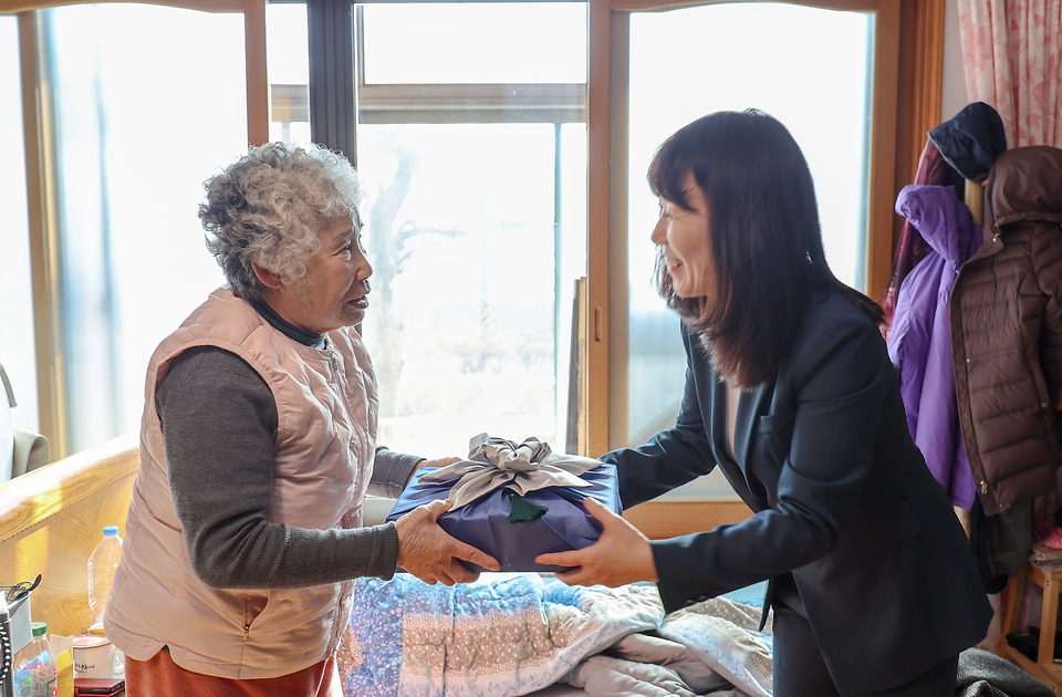 강윤진 국가보훈부 차관이 2월 3일 오후 서해수호의 날 관련 충남 부여군 은산면에 계시는 천안함 국가유공자 고 민평기 씨의 유족 윤청자 씨 자택을 김오복 보훈심사위원장과 함께 방문해 위문을 하고 있다.