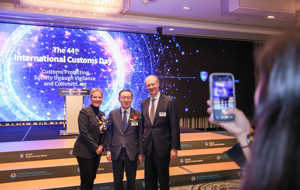 관세청은 1월 23일 서울(노보텔 앰배서더 강남)에서 「제44회 국제 관세의 날」 기념행사를 개최했다. <br><br>이번 기념행사에는 30개국 대사를 비롯한 57개국 주한 외국대사관 대표, 미국 관세국경보호청(CBP)·마약단속청(DEA) 주한 관계자 등 국내외 인사 총 130여 명이 참석했다.