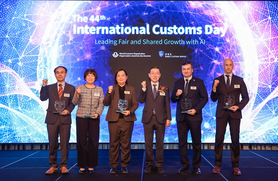 관세청은 1월 23일 서울(노보텔 앰배서더 강남)에서 「제44회 국제 관세의 날」 기념행사를 개최했다. <br><br>이번 기념행사에는 30개국 대사를 비롯한 57개국 주한 외국대사관 대표, 미국 관세국경보호청(CBP)·마약단속청(DEA) 주한 관계자 등 국내외 인사 총 130여 명이 참석했다.