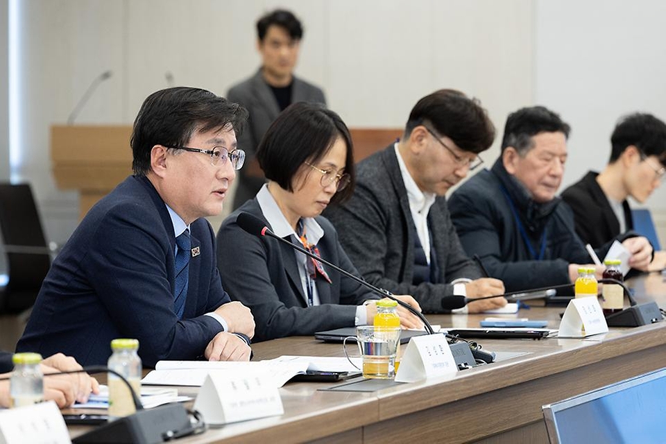 김성환 기후에너지환경부 장관이 2월 2일 세종시 정부세종청사에서 전기이륜차 업계와 간담회를 갖고 전기이륜차 보급 확대와 산업 경쟁력 강화를 위한 의견을 나누고 있다.