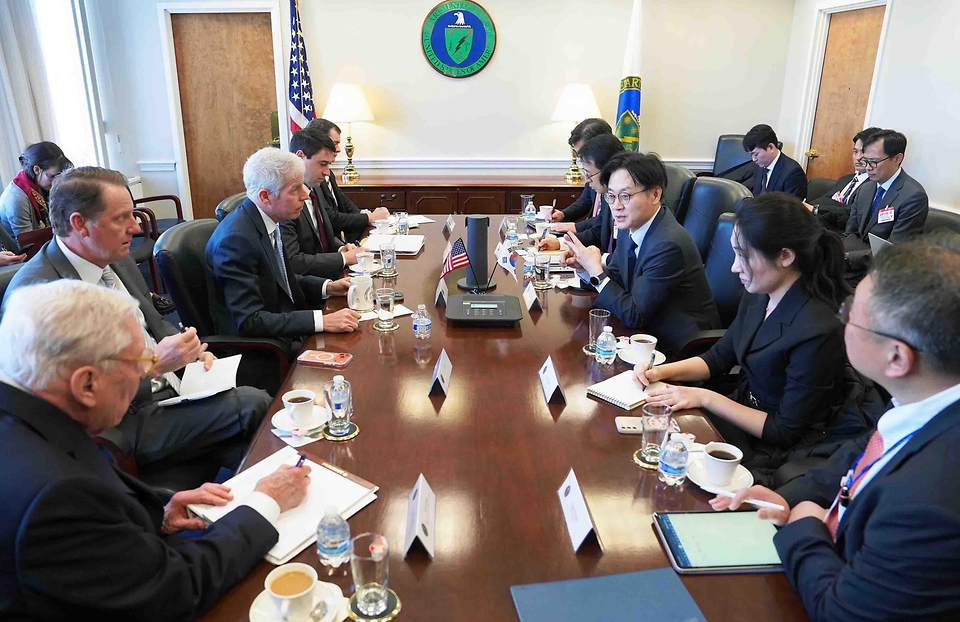 김정관 산업통상부 장관은 1월 29일(현지시간) 미국 워싱턴 D.C. 에너지부 회의실에서 크리스 라이트(Chris Wright) 에너지부 장관과 면담을 갖고, 에너지·자원 협력 등을 논의했다.