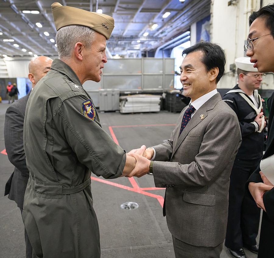 일본을 방문 중인 안규백 국방부 장관이 1월 30일 미 해군 항공모함 조지워싱턴함에서 패트릭 해니핀 미 해군 제7함대사령관을 만나 악수하고 있다.