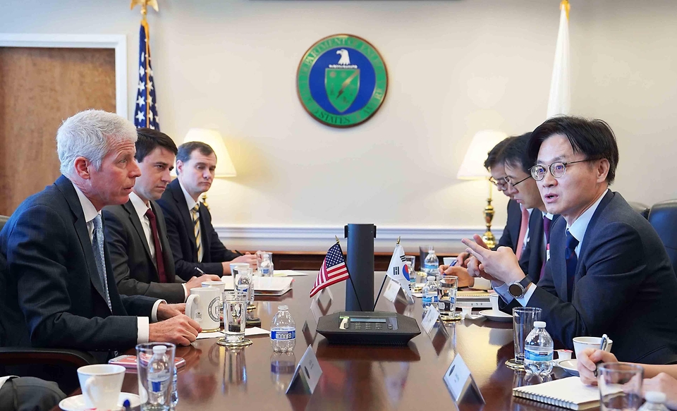 김정관 산업통상부 장관은 1월 29일(현지시간) 미국 워싱턴 D.C. 에너지부 회의실에서 크리스 라이트(Chris Wright) 에너지부 장관과 면담을 갖고, 에너지·자원 협력 등을 논의했다.