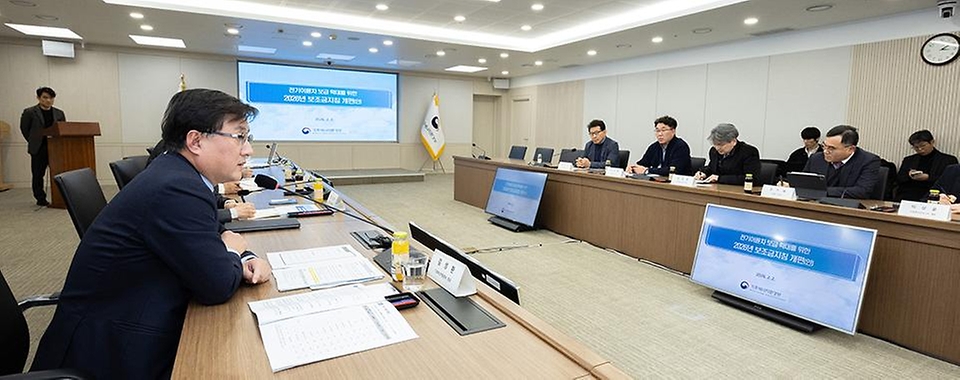 김성환 기후에너지환경부 장관이 2월 2일 세종시 정부세종청사에서 전기이륜차 업계와 간담회를 갖고 전기이륜차 보급 확대와 산업 경쟁력 강화를 위한 의견을 나누고 있다.