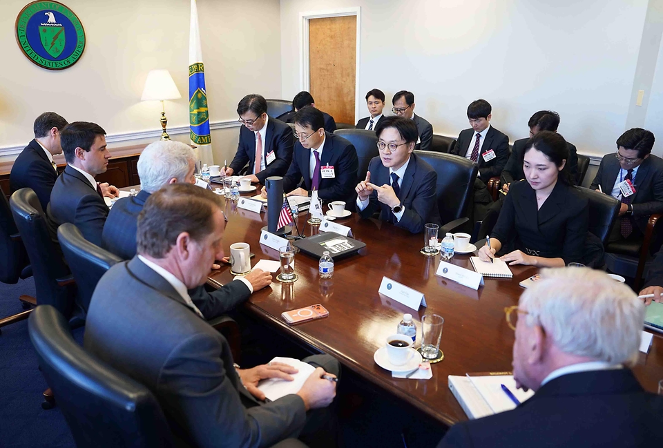 김정관 산업통상부 장관은 1월 29일(현지시간) 미국 워싱턴 D.C. 에너지부 회의실에서 크리스 라이트(Chris Wright) 에너지부 장관과 면담을 갖고, 에너지·자원 협력 등을 논의했다.