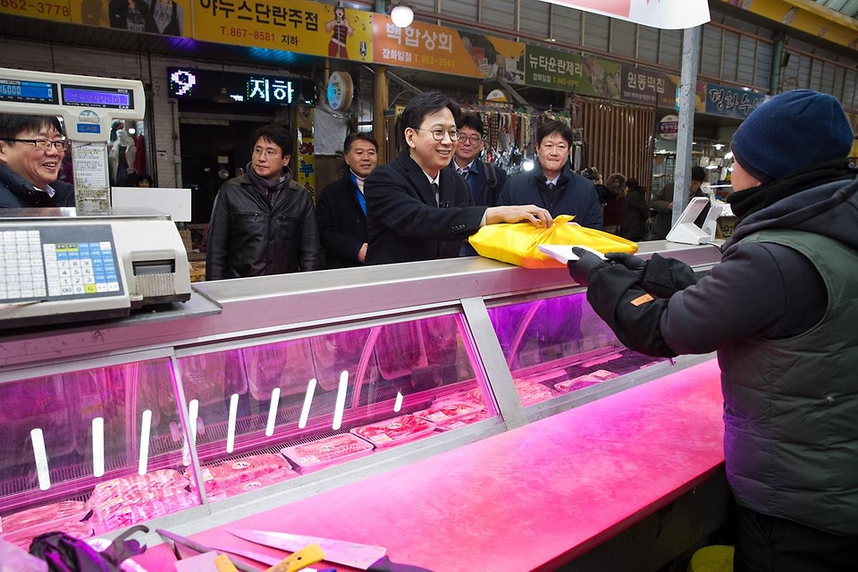 배경훈 부총리 겸 과학기술정보통신부 장관이 2월 2일 오후 세종특별자치시 조치원읍 세종전통시장을 방문해 전의요셉의집(사회복지시설)에 전달할 위문물품을 구매하며 상인들과 대화를 나누고 있다.