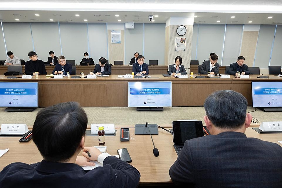 김성환 기후에너지환경부 장관이 2월 2일 세종시 정부세종청사에서 전기이륜차 업계와 간담회를 갖고 전기이륜차 보급 확대와 산업 경쟁력 강화를 위한 의견을 나누고 있다.